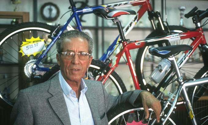 Federico Martín Bahamontes en su tienda de bicicletas