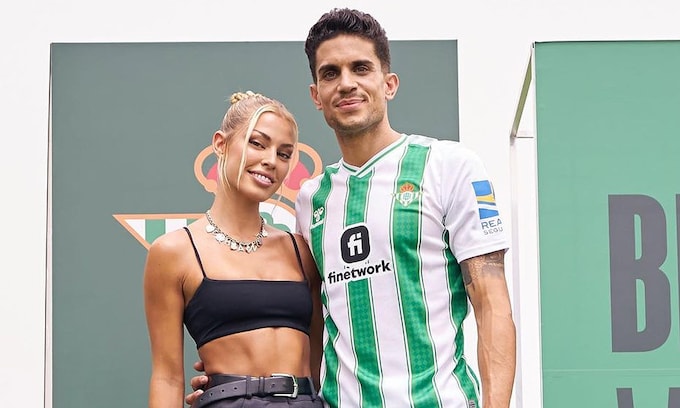 Mar Cartra y Jessica Goicoechea posan juntos durante la presentación de él como nuevo jugador del Real Betis