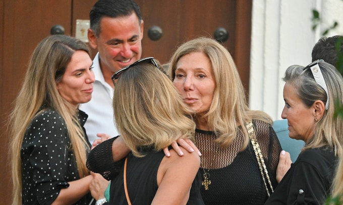 Maribel Yébenes, arropada por su hija Miryam y otros familiares y amigos en la misa funeral a Antonio García-Ordóñez