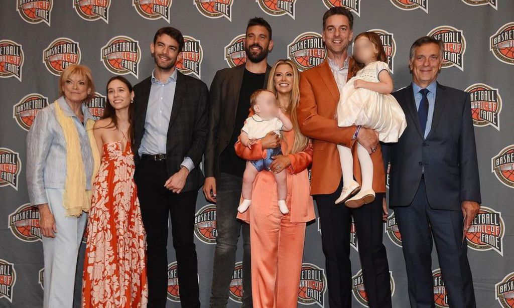 Pau Gasol con su familia y con el recuerdo de Kobe Bryant, hace historia como primer jugador en el Salón de la Fama