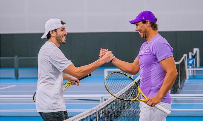 Sebastián Yatra y Rafa Nadal jugando al tenis 