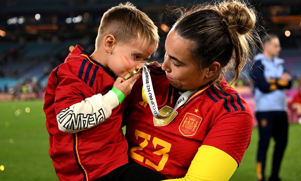 La fiesta de las campeonas con sus familias: entre lágrimas, besos, abrazos y una dedicatoria al cielo