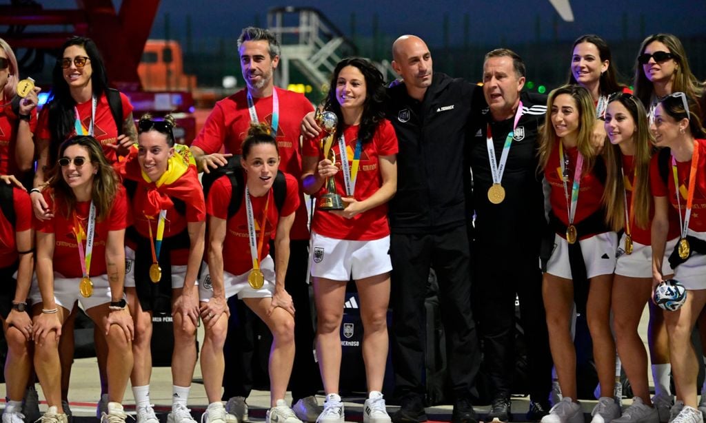 ¡Llegan nuestras heroínas! Las jugadoras de La Roja aterrizan en Madrid con la Copa del Mundo