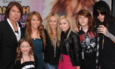 Las rencillas de la familia de Miley Cyrus al descubierto tras la boda de su madre