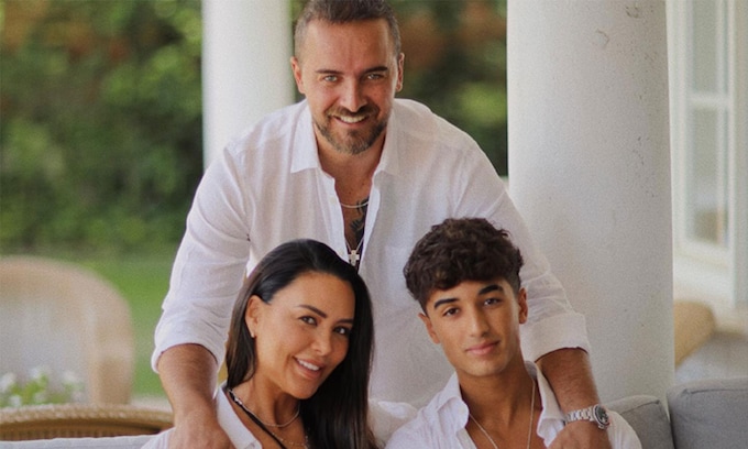 Vania Millán con su marido Julián Bayón  y el hijo adolescente de él