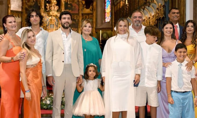 Katia Aveiro bautiza a su hija Valentina rodeada de la familia