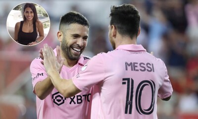 Antonela Roccuzzo confunde a Jordi Alba con Messi y está a punto de besarle en los labios