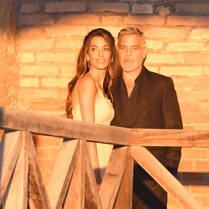 Amal Clooney triunfa en Venecia ante la mirada enamorada de George Clooney