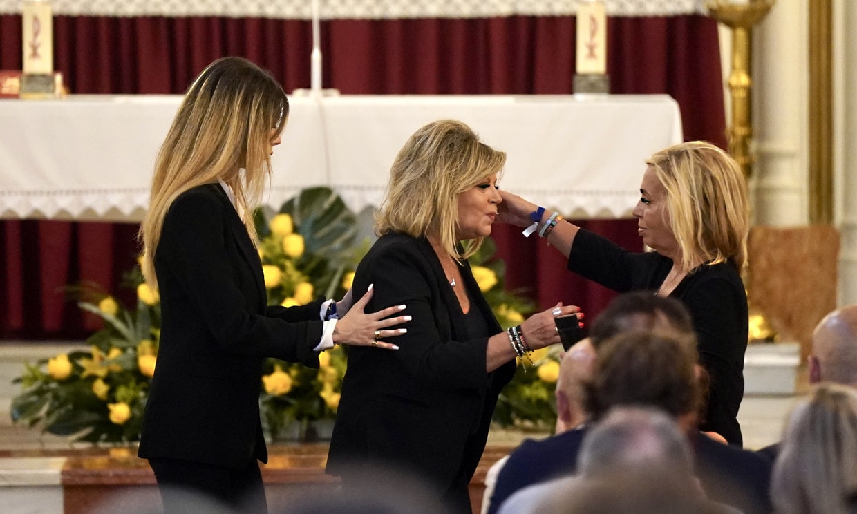La emoción de Terelu Campos y Carmen Borrego en el multitudinario funeral de su madre en Málaga
