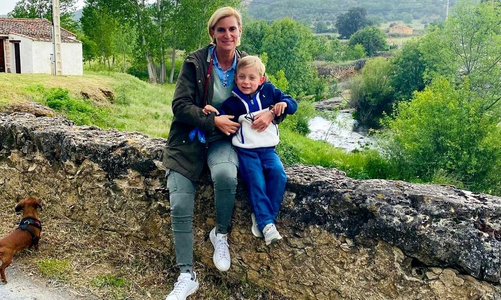 María Zurita celebra su 48 cumpleaños con su hijo Carlos y sus padres tras pasar por el quirófano