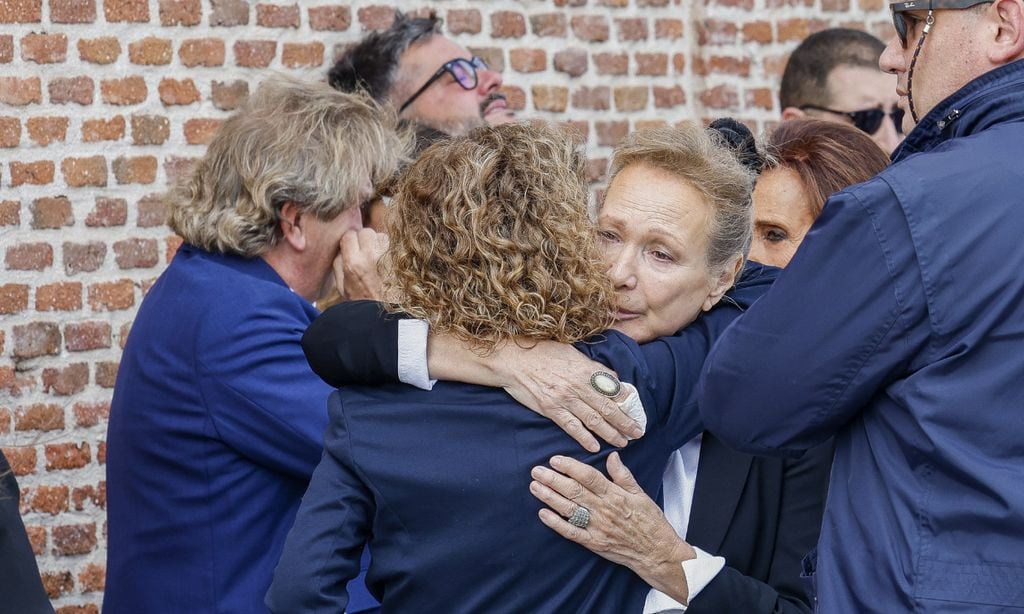 María Teresa Vega, viuda de Pepe Domingo Castaño, desolada en el tanatorio junto a sus dos hijos