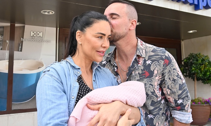 Vania Millán abandona el hospital acompañada de su marido y su bebé en brazos