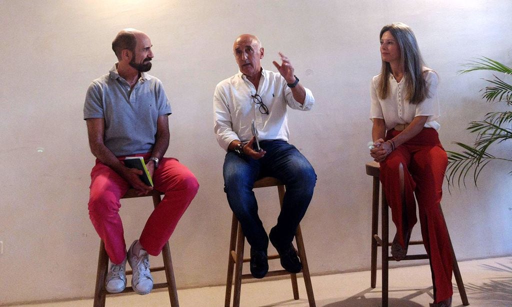 José Luis García Menéndez presenta su libro 'Sobre el mar bajo el viento'