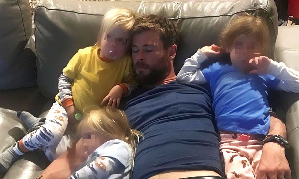 Chris Hemsworth presume orgulloso de su hija India, ¿adivinas con qué película se entretiene en un avión?