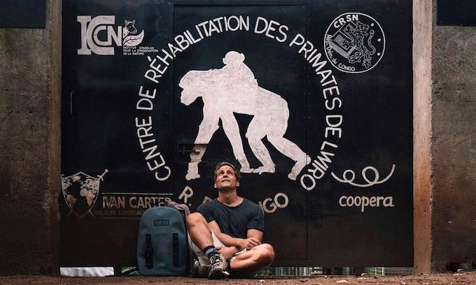 Gotzon Mantuliz visita un centro de rehabilitación de chimpancés en el Congo