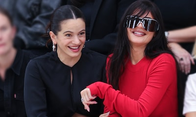 Rosalía y Kylie Jenner, protagonistas de las imágenes más divertidas y cómplices en el desfile de Acne Studios
