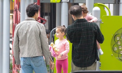 Las imágenes de Joe Jonas con sus hijas en el parque tras llegar a un acuerdo con Sophie Turner