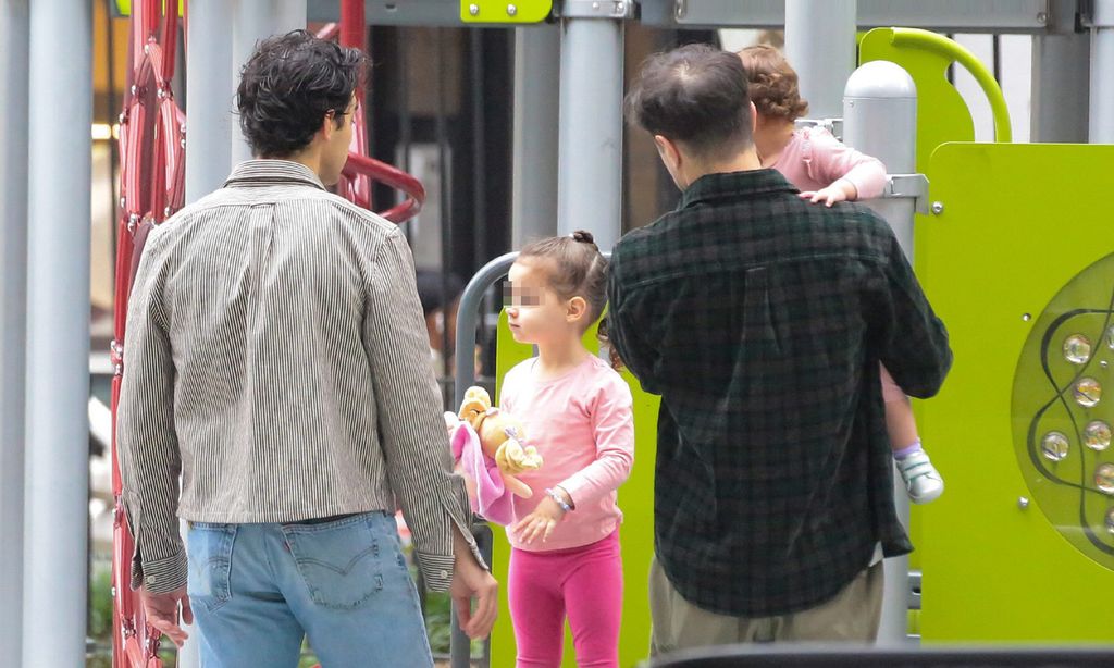 Las imágenes de Joe Jonas con sus hijas en el parque tras llegar a un acuerdo con Sophie Turner