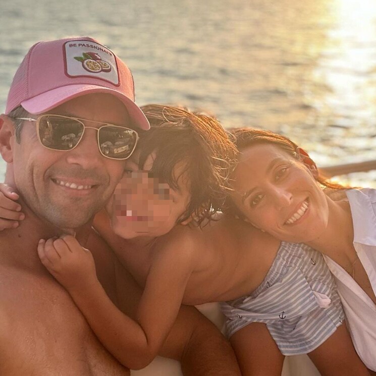 El espectacular posado en Qatar de Ana Boyer y Verdasco con sus dos hijos ¡y un minicapitán muy especial!