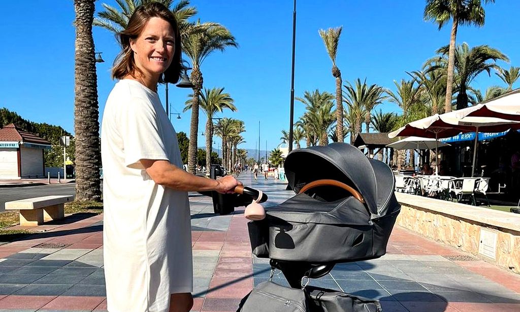 La emoción de María Casado en los primeros paseos por la playa con su pequeña Daniela