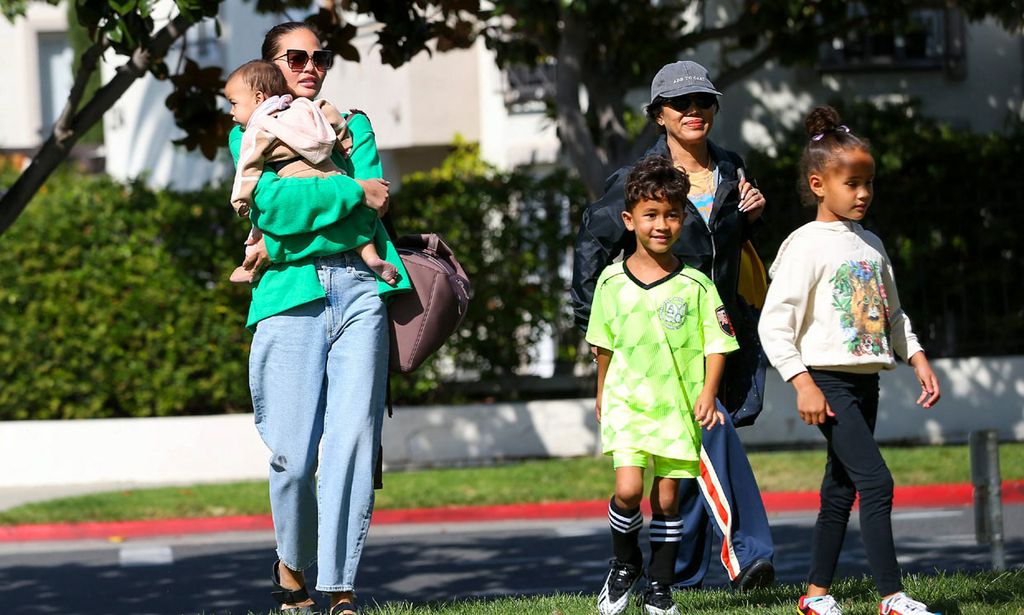 Chrissy Teigen, una supermamá de cuatro niños que presume de familia numerosa por Beverly Hills