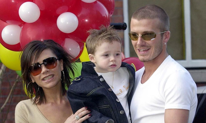 David y Victoria Beckham junto a su hijo Brooklyn 