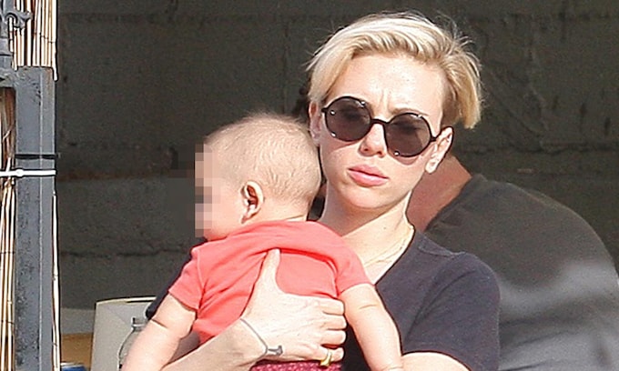 Scarlett Johansson cuenta cómo es criar a un niño de dos años y a una niña de nueve