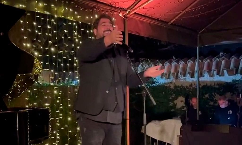 El emocionante momento de Antonio Orozco cantando en la boda de la periodista Elena S. Sánchez