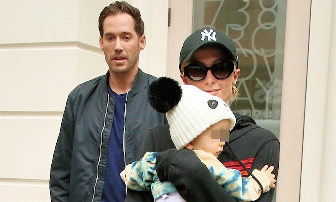 Paris Hilton junto a su marido Carter Reum y su hijo Phoenix