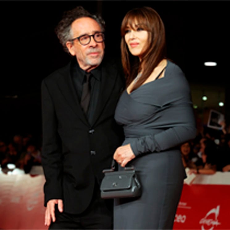 Monica Bellucci y Tim Burton posan por primera vez juntos y enamorados en una alfombra roja
