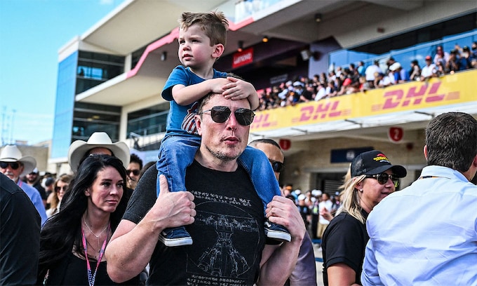 Elon Musk con su hijo,  X Æ A-12, en la Fórmula 1