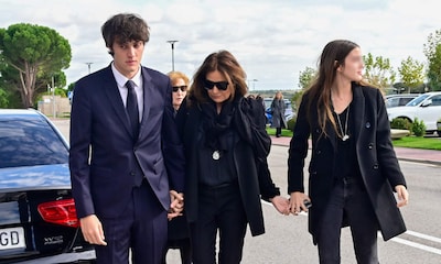 Nuria González, rota de dolor junto a sus hijos en el último adiós a su marido, Fernando Fernández Tapias