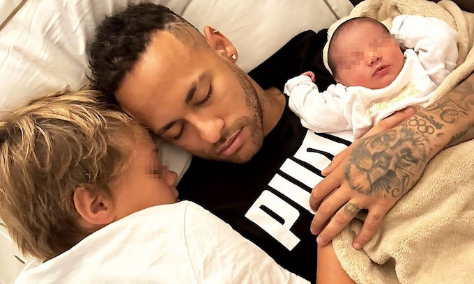 Neymar con sus hijos