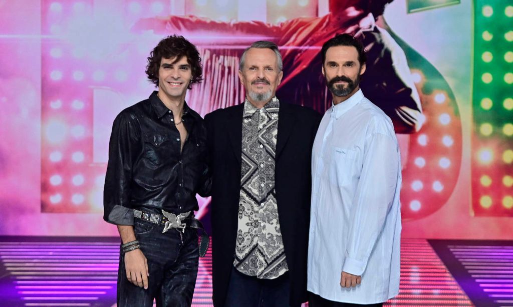 Miguel Bosé presenta 'Bosé', la serie sobre su vida, con los actores que interpretan su pasado y su presente