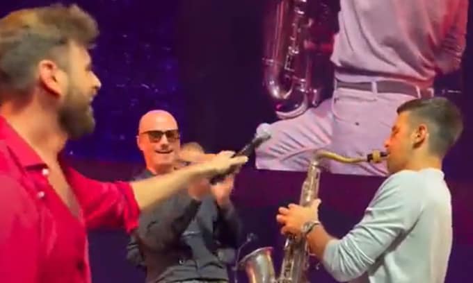 Novak Djokovic se hace viral tocando el saxofón ante 20.000 personas