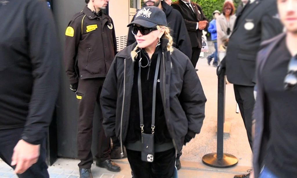 Las imágenes de Madonna haciendo turismo por Barcelona tras su concierto: de la Sagrada Familia a la Casa Batlló
