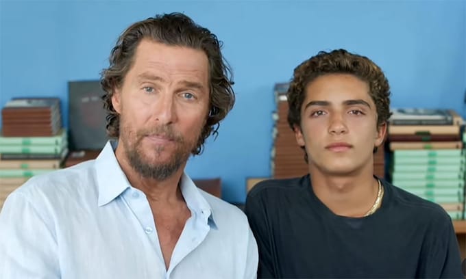 Matthew McConaughey con su hijo mayor, Levi