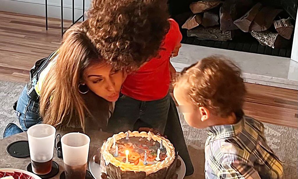 El divertidísimo cumpleaños de Hiba Abouk, bailando con Esther Cañadas y soplando las velas con sus hijos