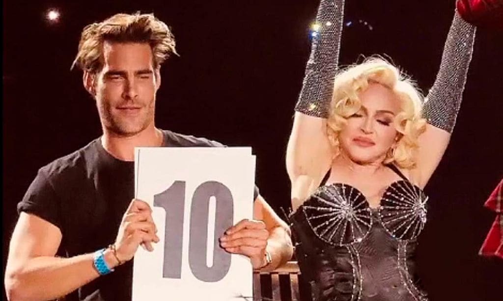 Primero Úrsula Corberó y ahora... ¡Jon Kortajarena! Las imágenes del modelo con Madonna en el escenario