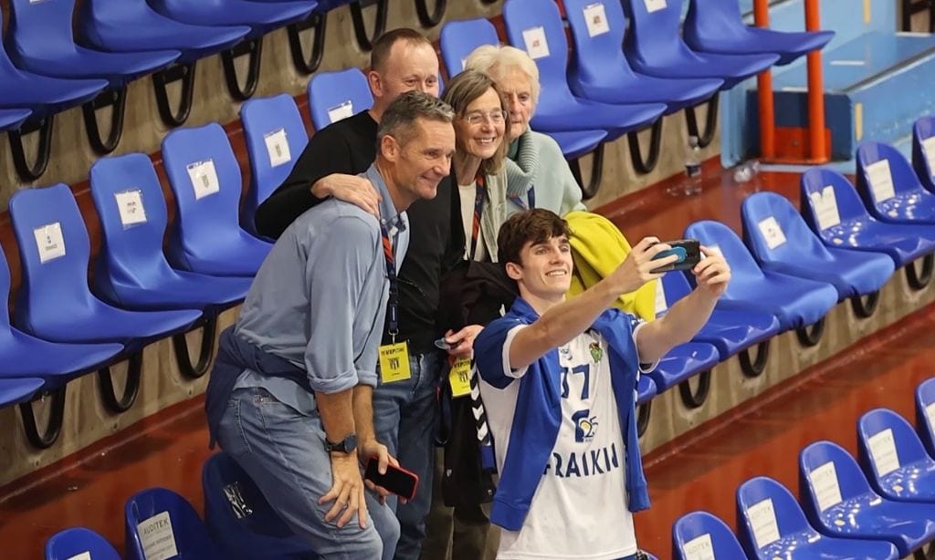 La familia Urdangarin, el mejor apoyo de Pablo en un partido entre abrazos y 'selfies'