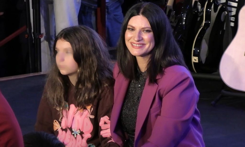 Las lágrimas de Laura Pausini, junto a su hija y su marido, en un emocionante encuentro con jóvenes