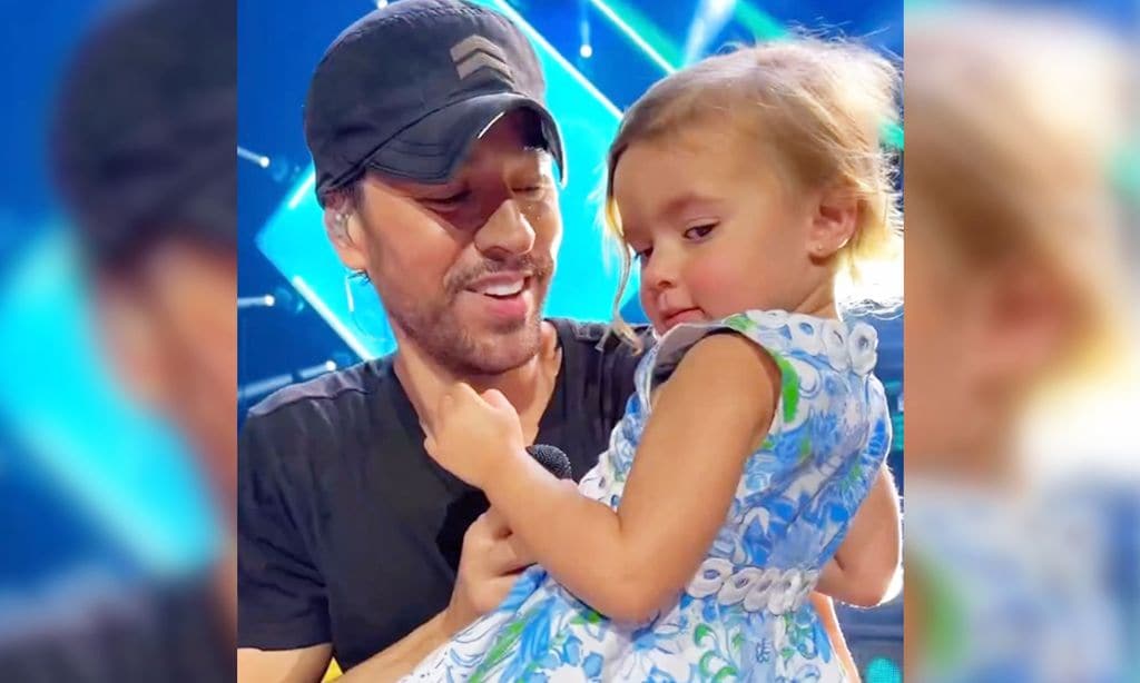 El vídeo viral de Enrique Iglesias bailando con una niña en brazos a ritmo de 'Escape' en su concierto de Miami