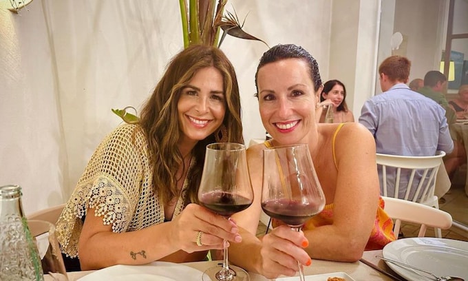 Nuria Roca con su hermana Ruth Roca cenando juntas