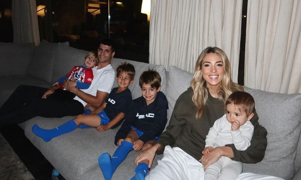 Álvaro Morata y Alice Campello con sus cuatro hijos