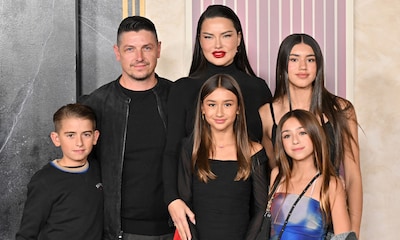 Adriana Lima posa orgullosa junto a su 'modern family' en el estreno de 'Los Juegos del Hambre'