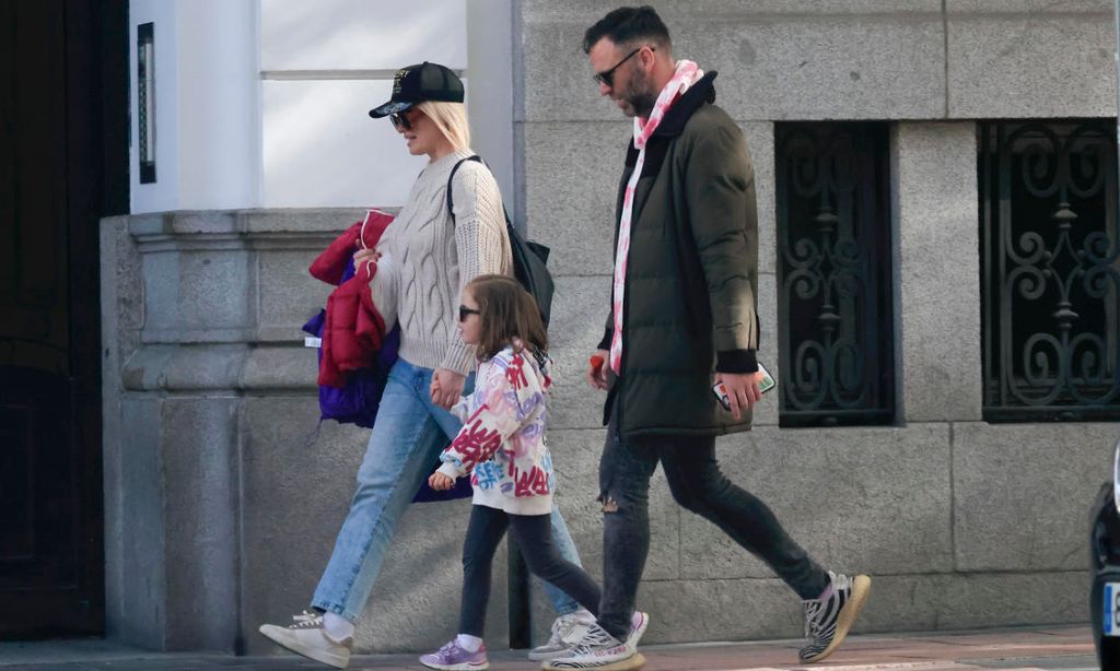 La familia de Adriana Abenia de paseo por Madrid