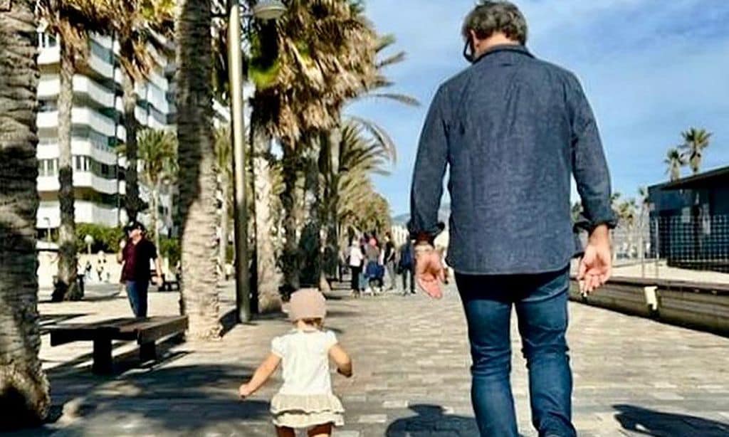 ¡Cómo ha crecido! Miki Nadal disfruta de los primeros paseos con su hija Galatea, de un añito