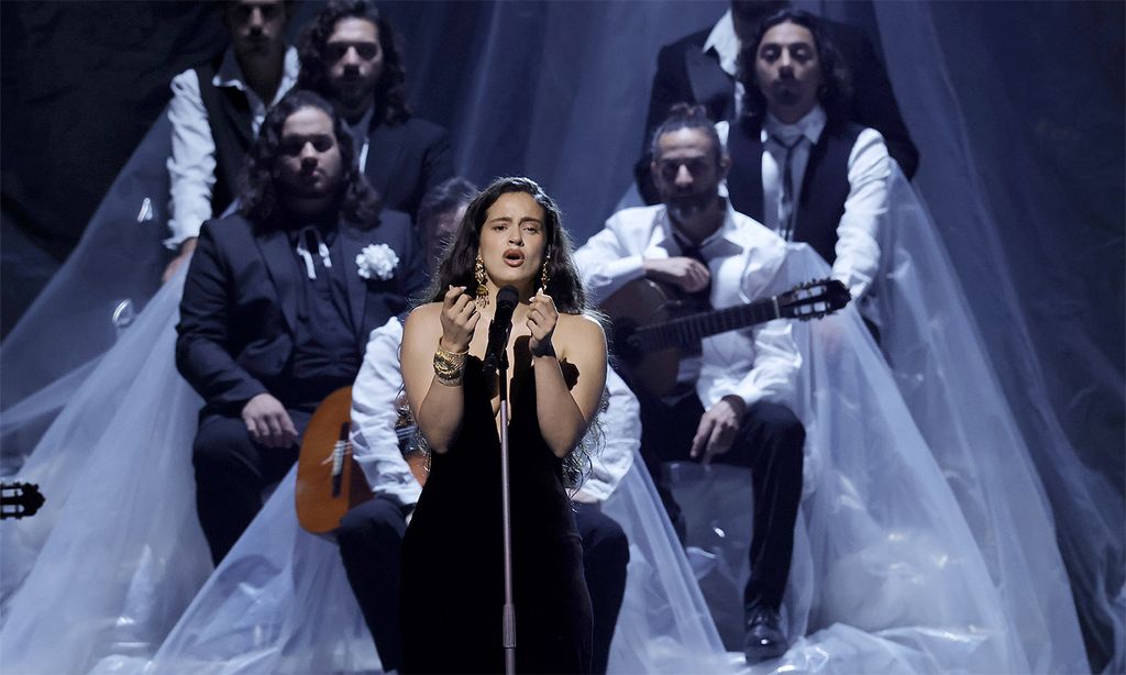 Rosalía canta 'Se nos rompió el amor' en los Grammy Latinos 2023 delante de su ex Rauw Alejandro