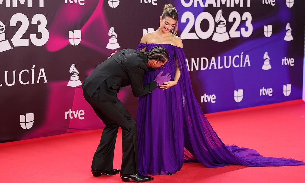 El momentazo de los Grammy Latinos con Maluma posando por primera vez con su novia embarazada