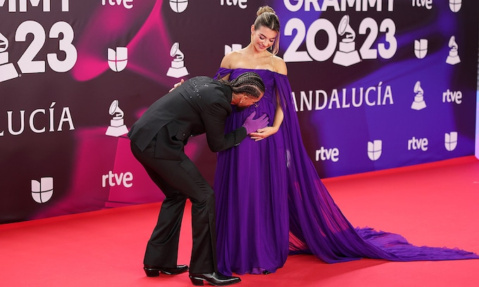 Maluma y su novia Susana posan por primera vez juntos y presumiendo de embarazo en los Grammy Latinos 2023